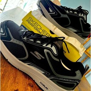 Men’s Wide Fit Skechers Sz 9 Brand New in the box- 0% wear and tear